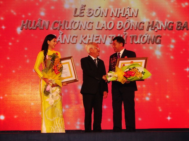 Vợ ông Johnathan Hạnh Nguyễn và tập đoàn IPP nhận huân chương cao quý