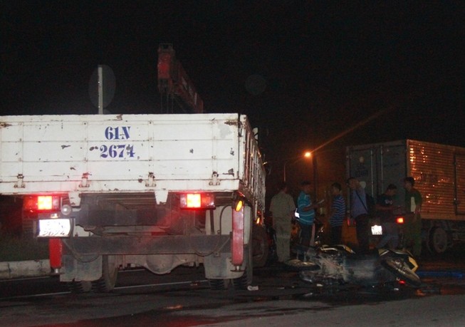 Va chạm giao thông ngã xuống đường, bị xe tải tông chết