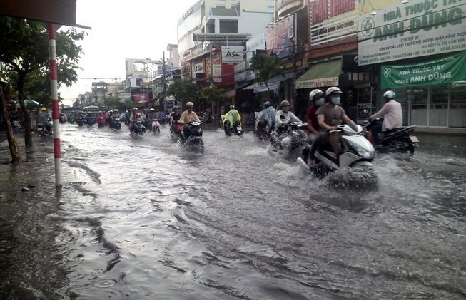 Mưa nửa giờ, đường ngoại ô TP.HCM ngập nửa mét