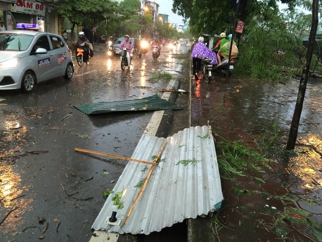 Hà Nội mưa giông kinh hoàng, cây đổ, xe lật, nhà bật móng