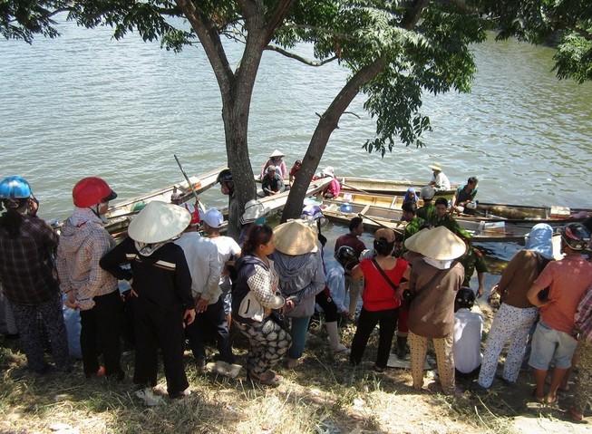 Người cha nức nở khóc bên thi thể con trai nhảy cầu tự tử