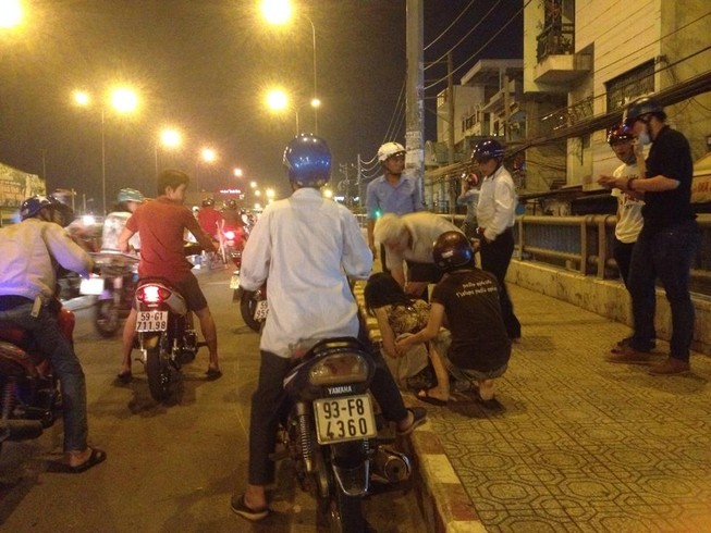 Chóng mặt, người phụ nữ lái xe tông vào thành cầu rồi bất tỉnh