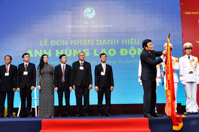 Viện Pasteur TP.HCM đón nhận danh hiệu Anh hùng lao động