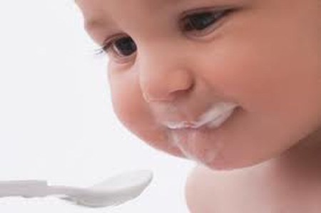 Trẻ suýt chết vì bị ép ăn cháo khi đang khóc