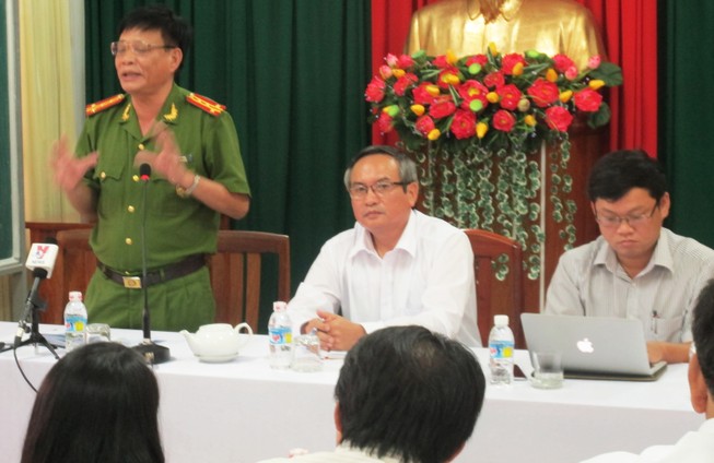 Chi tiết buổi họp báo vụ bí thư huyện chết trong xe ô tô