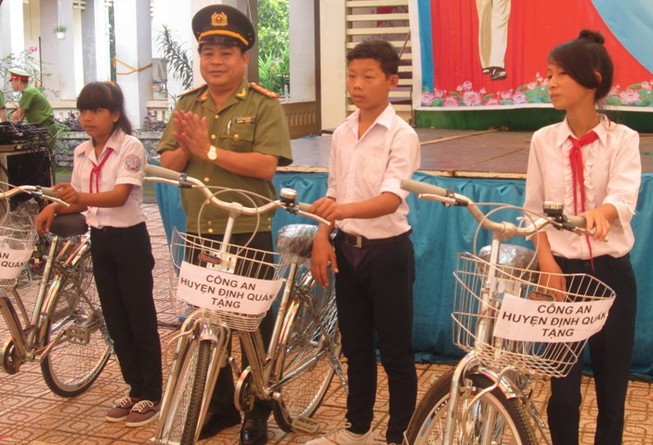 Công an tặng quà cho các học sinh giỏi, sống tốt