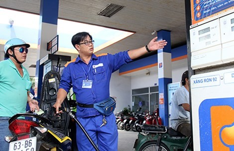 Giá xăng giảm gần 770 đồng/lít từ 15 giờ hôm nay
