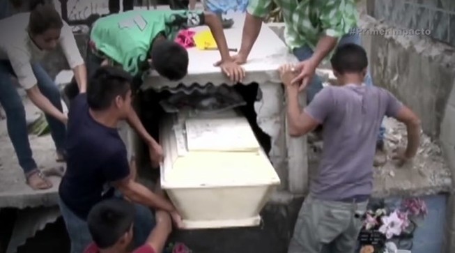 Bị chôn một ngày, cô gái tỉnh dậy đập quan tài kêu cứu...