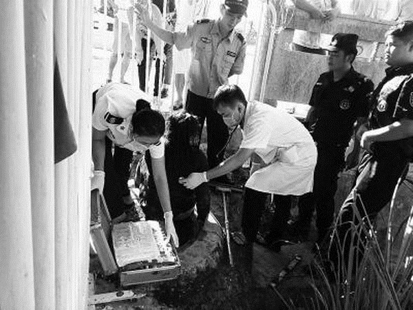 Vợ nhảy cầu tự tử, chồng vội vã bỏ đi