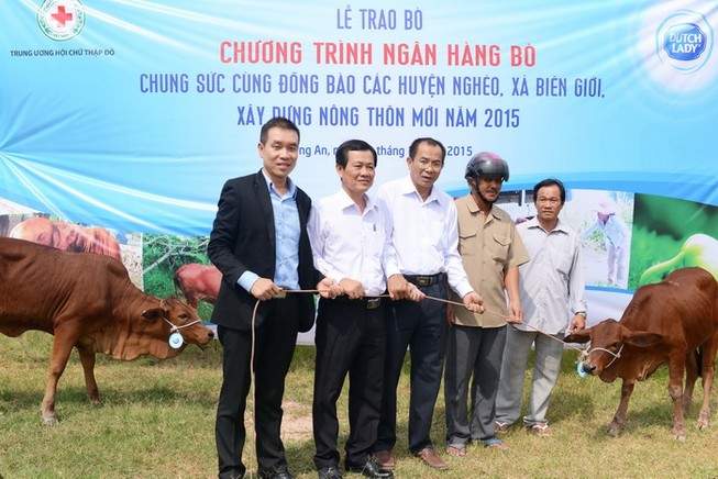 Trao 60 con bò cho các hộ nghèo