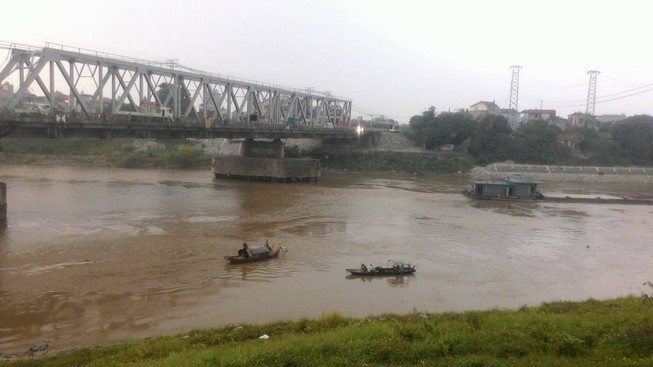 Nam thanh niên gieo mình xuống sông trong tiếng hô hoán