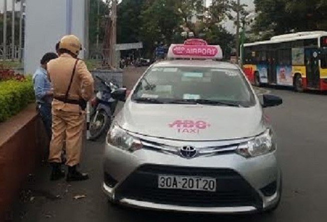 Tài xế taxi giằng co, giật biên bản của CSGT