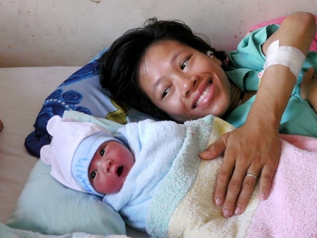 Người mẹ trẻ bị liệt hai chân sinh con trai kháu khỉnh