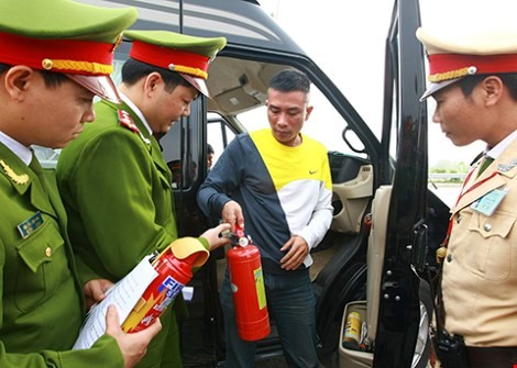 Trang thiết bị chữa cháy với từng loại xe để khỏi bị công an ‘thổi’