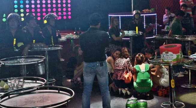 Nữ tiếp viên ngừng nhảy nhót khi cán bộ vào kiểm tra quán bar