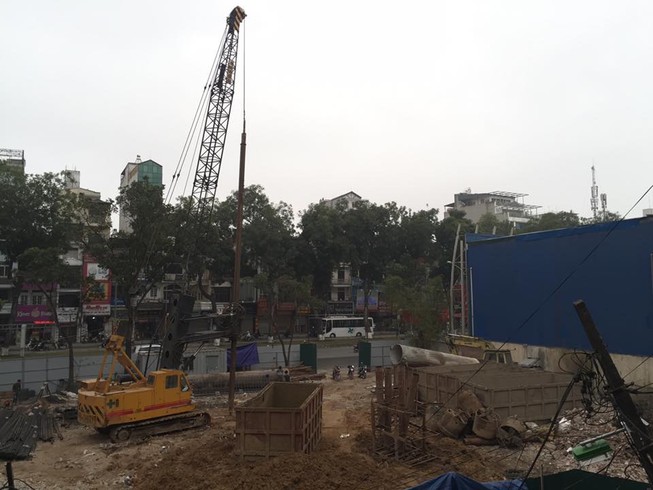 Hà Nội: Cần cẩu cạnh khu tập thể bất ngờ đổ sập giữa đêm