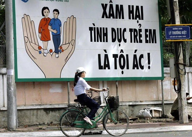 6 chiêu dạy con biết cách tránh xa “yêu râu xanh“