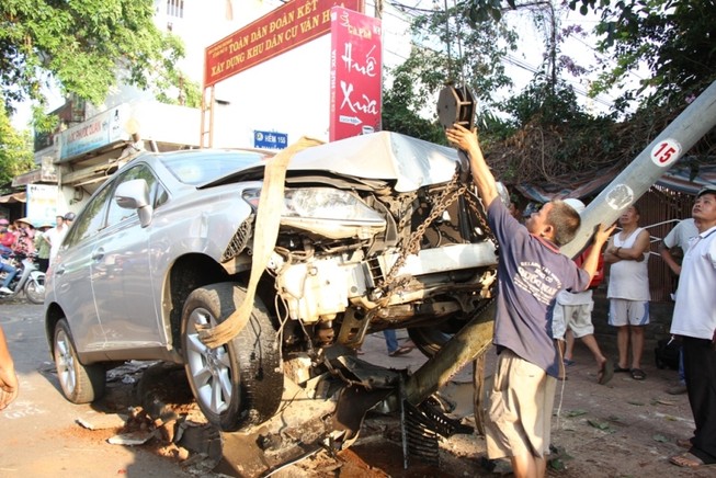 Đầu xế hộp nát như tương sau khi tông gãy cột điện