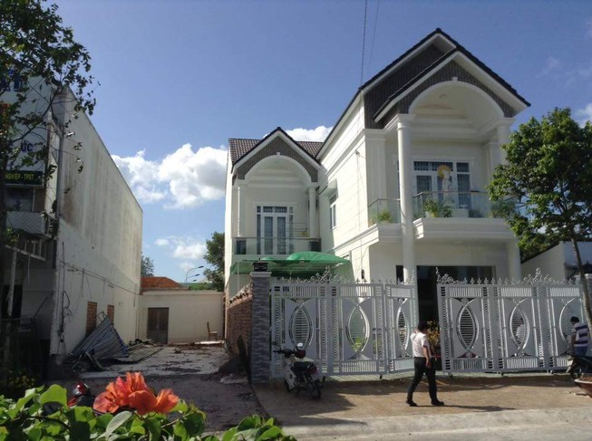 Cương quyết đòi tháo dỡ biệt thự bạc tỉ 'mọc nhầm chỗ'