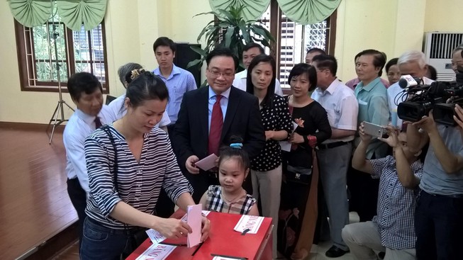 Bí thư Hà Nội Hoàng Trung Hải xếp hàng chờ bỏ phiếu