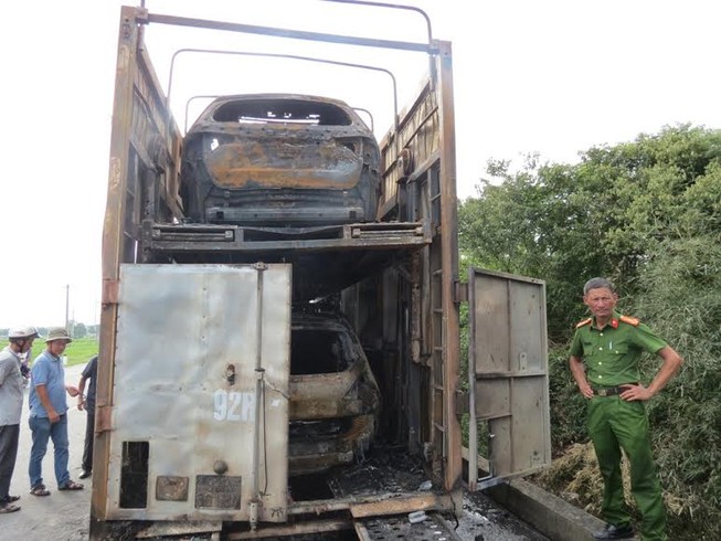 Xe đầu kéo bốc cháy, 2 ô tô con bị thiêu rụi hoàn toàn