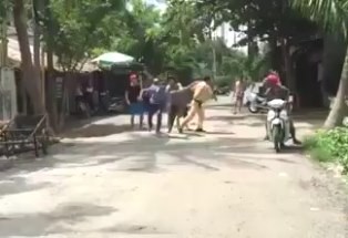 Ba thanh niên nhậu xỉn vây đánh cảnh sát giao thông