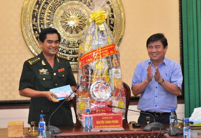 Chủ tịch Nguyễn Thành Phong thăm, chúc tết nhiều đơn vị