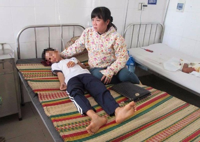 Mẹ bị điện giật, 2 cháu mồ côi được nhận lo ăn học