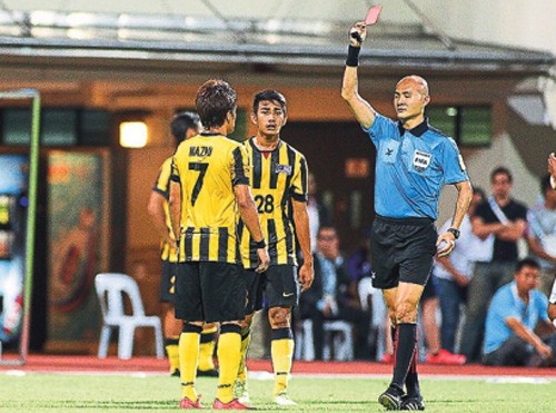 Phun nước bọt, Nazmi bị 'chém' tứ phía!