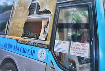 Khởi tố ba người ném đá xe khách để… giải rượu