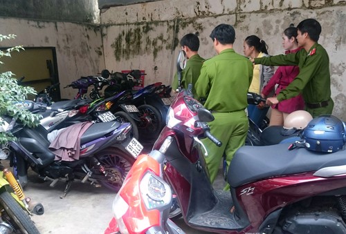'Ôm' xe ăn trộm nằm ngủ giữa đường