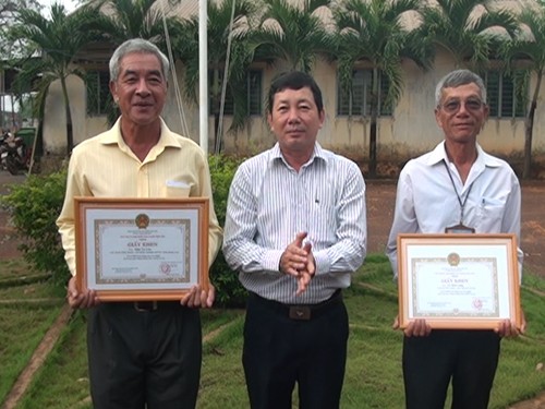 Khen thưởng hai cá nhân cứu 6 người trên hồ Trị An