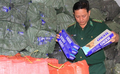 Tạm giữ 2 'trùm nài' cùng 21.000 gói thuốc lá lậu