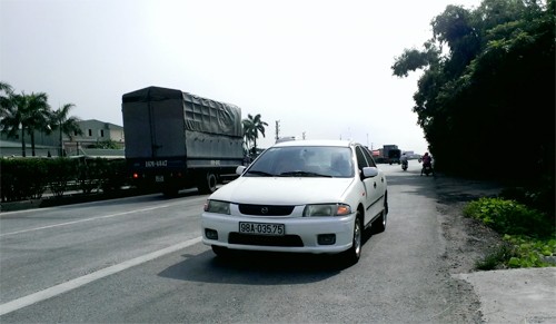 Rùng mình ô tô, xe máy, ba gác vô tư chạy ngược chiều trên quốc lộ