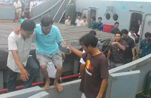 Tàu chìm, 32 ngư dân vật lộn với sóng ở vùng biển Trường Sa