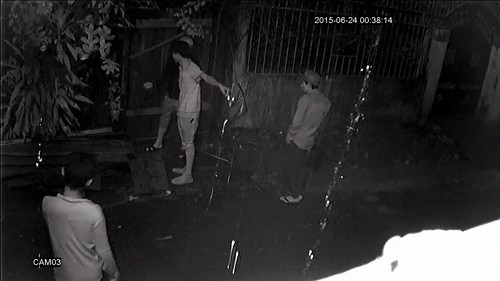 Camera ghi hình 4 thanh niên lái ô tô đi ăn trộm gỗ trong đêm