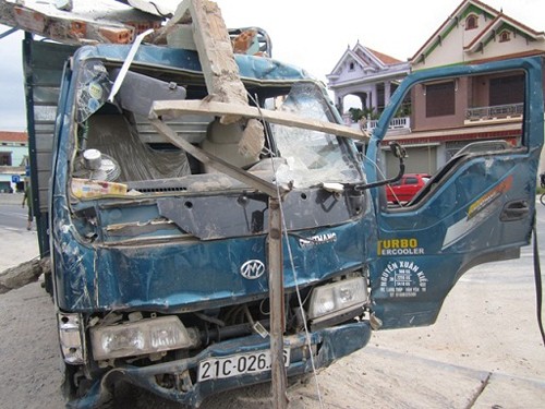 Xe tải lao lên lề đường đâm sập nhà dân