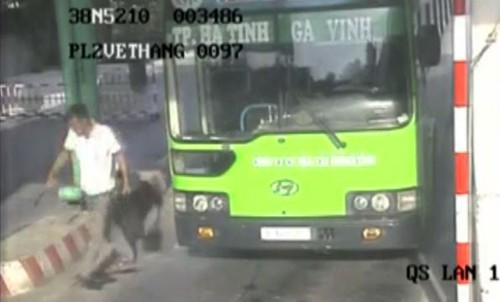 Nghi can đâm thấu bụng nhân viên xe buýt camera ghi lại đã bị bắt