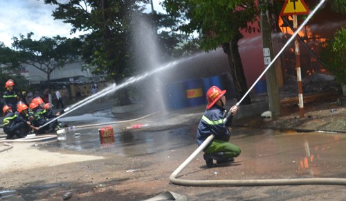 Hơn 300 cảnh sát dập lửa ở xưởng sơn