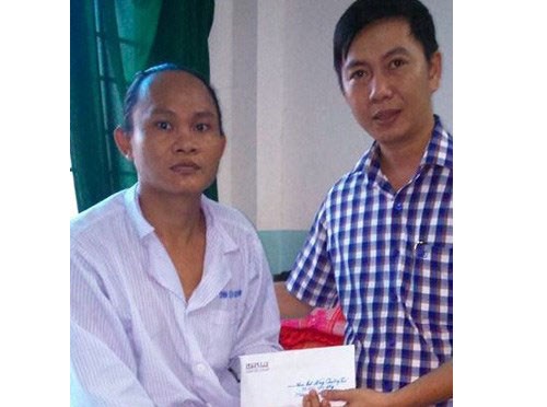 Trao tiền ủng hộ ‘Thi sĩ chăn bò’