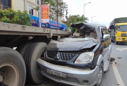 Đâm vào xe đầu kéo, 3 người chết, 5 người bị thương