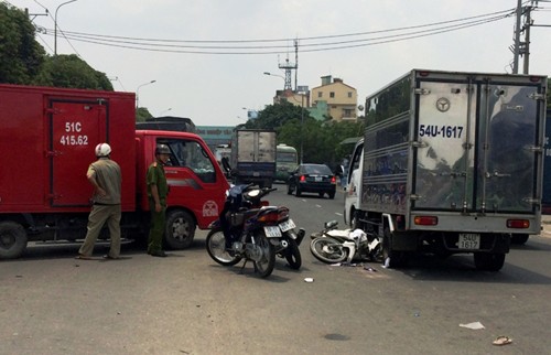Tông vào hai xe tải, một phụ nữ nguy kịch