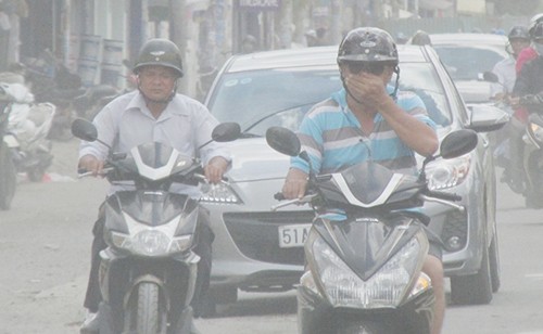 Bụi mù trời trên đường Trần Não, TP.HCM