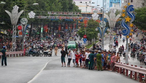 Công an cấm xe qua cầu để khám nghiệm một vụ tai nạn