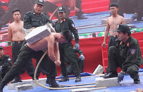 Xem cảnh sát cơ động Bình Dương trình diễn võ thuật