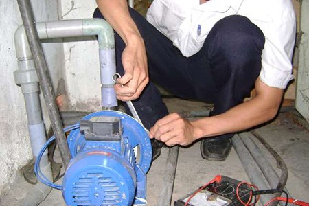 Hai người trong gia đình bị điện giật chết