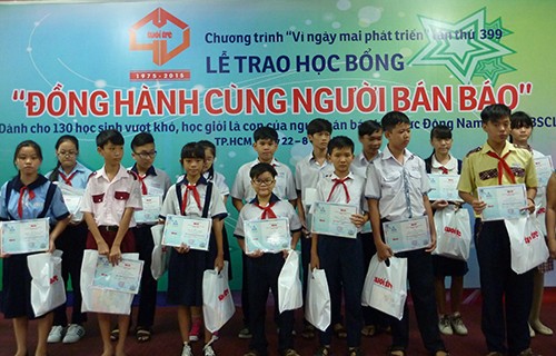 Báo Tuổi Trẻ trao học bổng cho con người bán báo