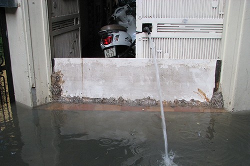 Người dân thủ đô đắp tường chống ngập
