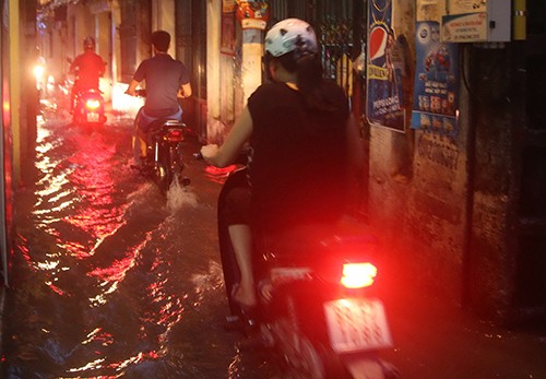 Nhiều tuyến phố Hà Nội thành sông sau mưa lớn