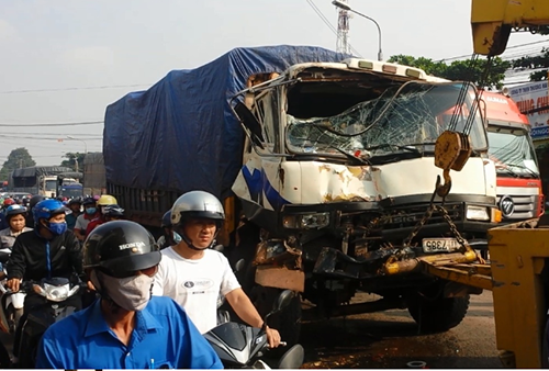 Hai xe cứu hỏa bị ô tô tải đâm sầm